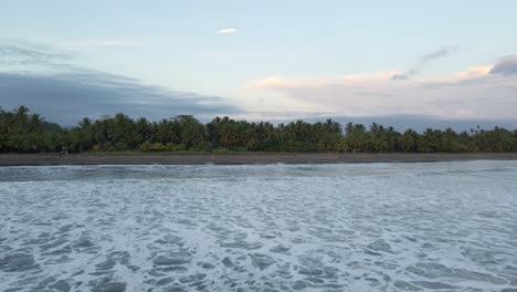 Imágenes-De-Drones-De-Las-Olas-Del-Océano-En-La-Playa-De-Arena-De-Playa-Bandera-En-Costa-Rica