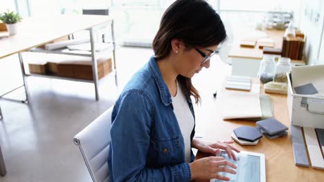 Ejecutiva-Femenina-Sentada-En-El-Escritorio-Y-Usando-Una-Tableta-Digital