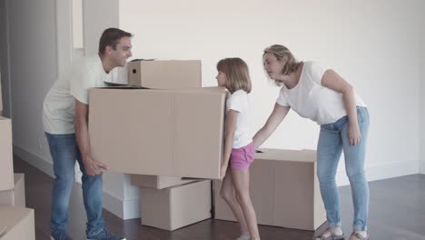 Alegre-Padre-E-Hija-Llevando-Caja-De-Dibujos-Animados