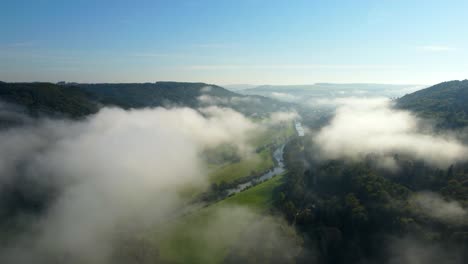 Imágenes-Aéreas-Del-Río-En-El-Campo-De-Luxemburgo-En-Un-Día-Soleado-Mientras-Las-Nubes-Pasan-Por-Encima-Del-Río