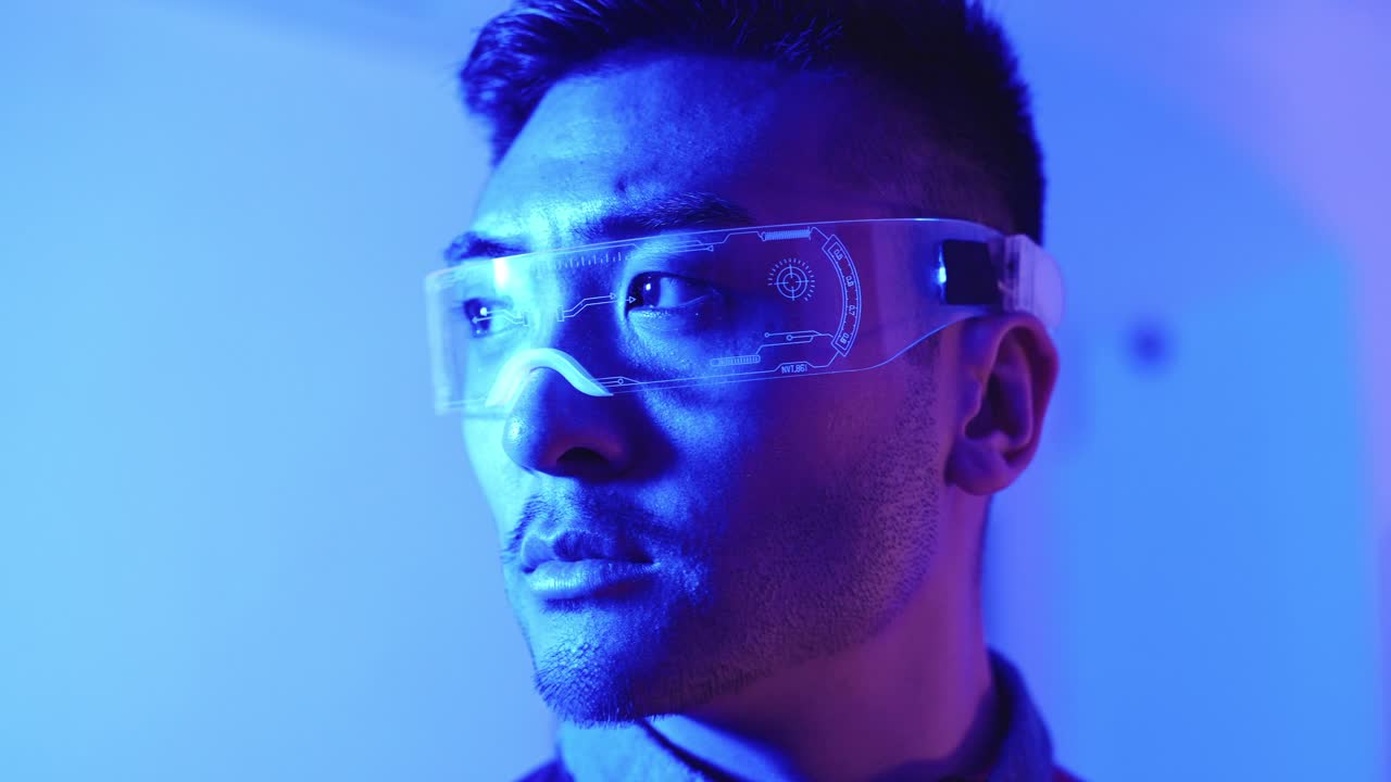 Uomo con occhiali futuristici