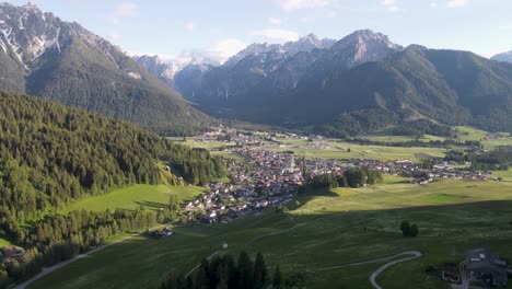 Eine-Luftaufnahme-Der-Kleinen-Bergstadt-Toblach,-Eingebettet-In-Die-Dolomiten