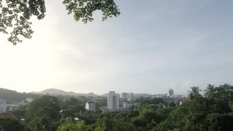 Luftaufnahme-Der-Stadt-Phuket-Vom-Klingelhügel-Zwischen-Wald-Am-Frühen-Morgen-Mit-Sonnenschein-Im-Sommer