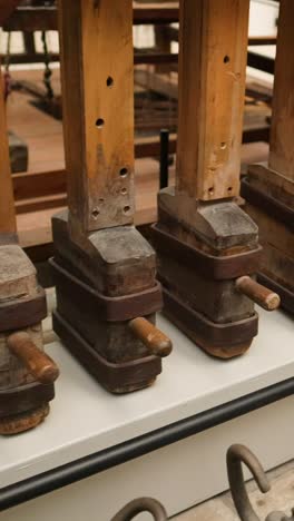 exposición de maquinaria histórica en movimiento