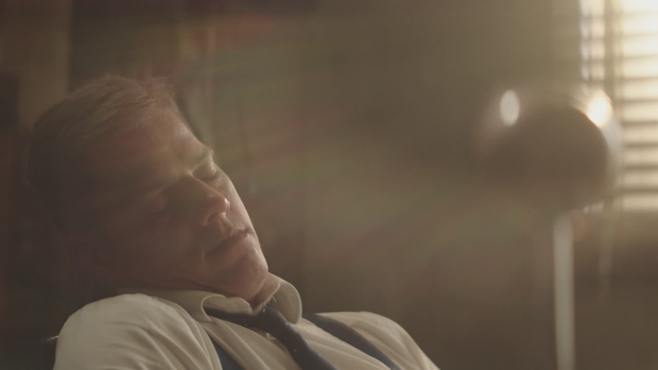 hombre durmiendo en una silla de oficina