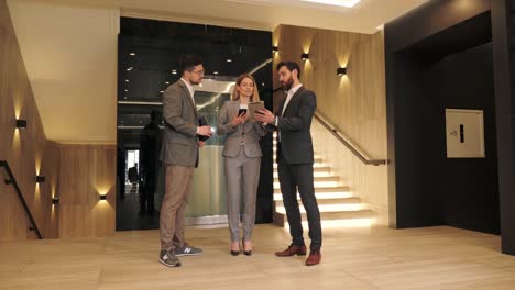 discusión comunicación trabajo en equipo colaboración de grupos de personas de negocios en la sala del pasillo. hombres de negocios hablando de inversión con trajes de aspecto elegante inteligente. aplicación de tecnología moderna.