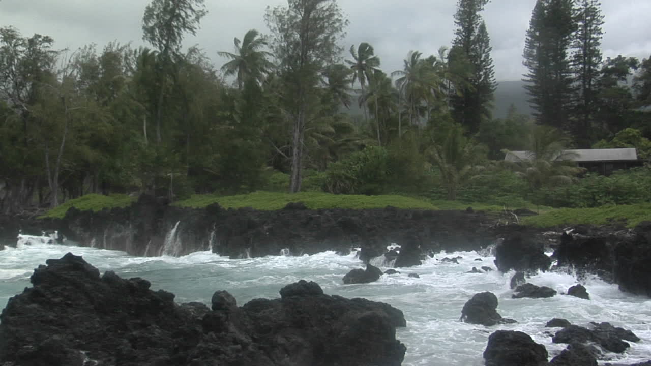 큰 태평양 폭풍이 큰 파도로 하와이를 강타하다 8