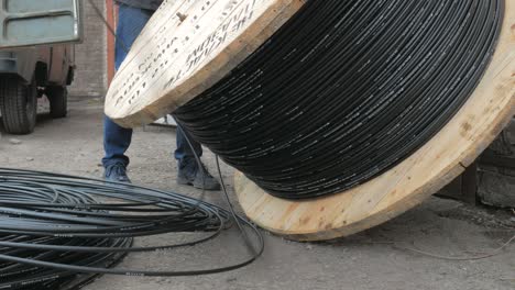 un primer plano. un cable de fibra óptica en un gran carrete de madera.