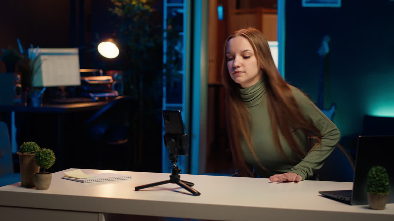 el creador de contenido utiliza un teléfono inteligente en un trípode para grabar videos de canales de vlog