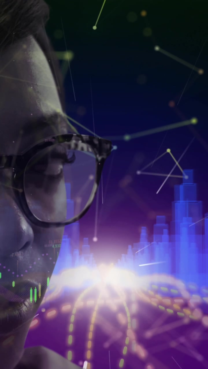 Donna con occhiali davanti a modello di città 3D su sfondo blu
