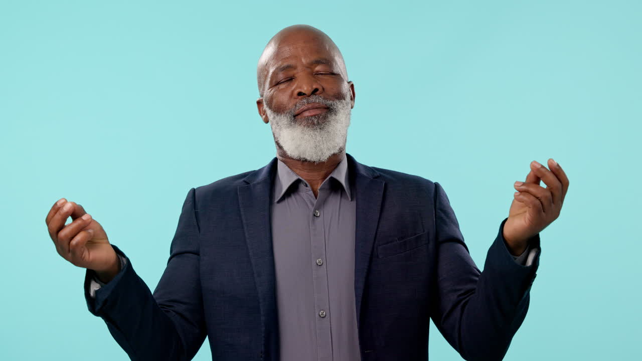 anciano, hombre negro en el negocio con la meditación