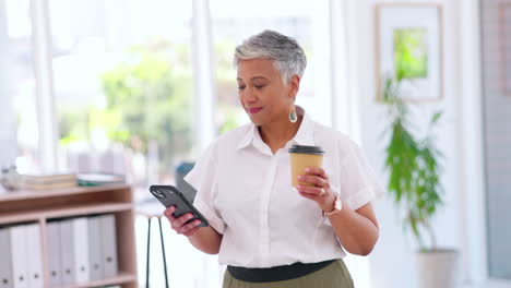 Mujer-De-Negocios,-Tomando-Cafe