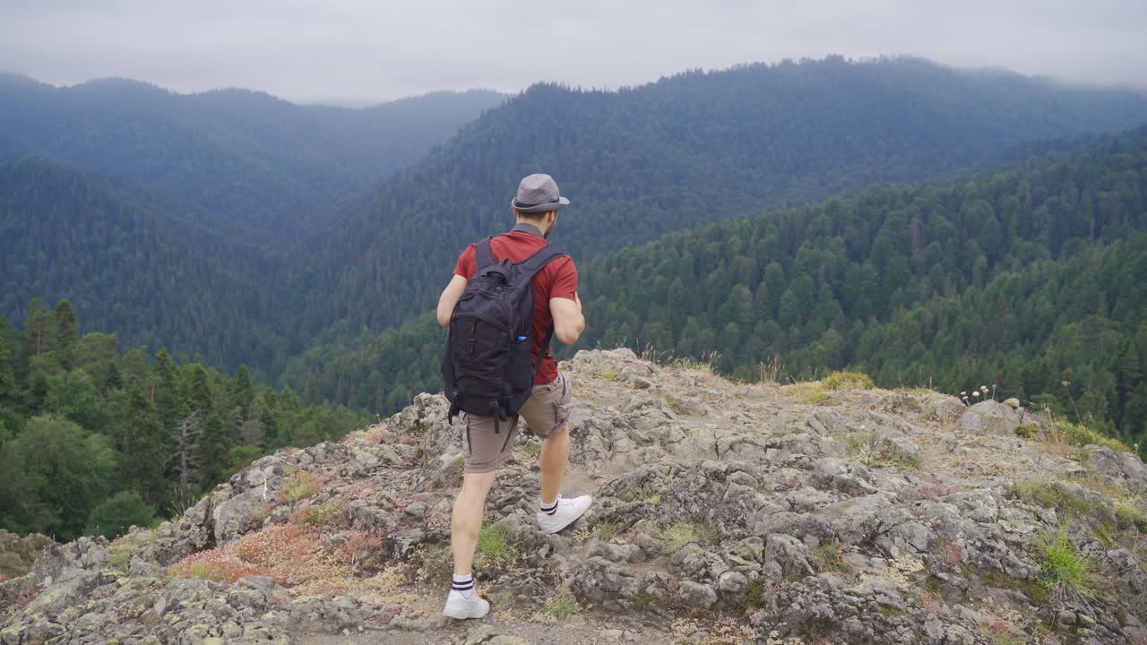 hombre caminando por los acantilados.