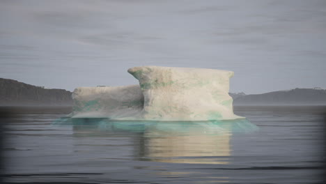 un iceberg flotando en el océano
