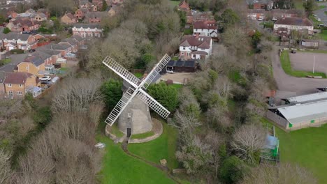 Eine-Luftaufnahme-Der-Bradwell-Windmühle-In-Milton-Keynes-An-Einem-Bewölkten-Tag,-Buckinghamshire,-England,-Großbritannien