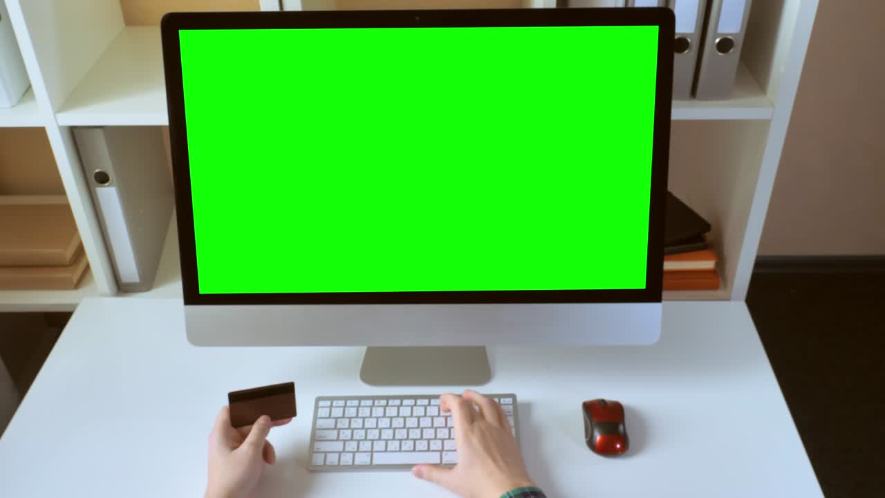 hombre usando pc para comprar remoto