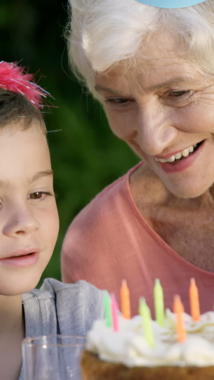 Un bambino che guarda la sua torta di compleanno
