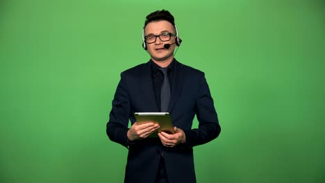 locutor de noticias con tableta y auricular