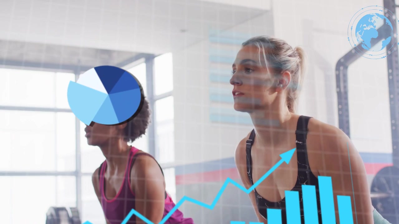 Dos mujeres realizando balanceos con pesas rusas en un gimnasio, el movimiento de balanceo provoca gráficos animados que recopilan datos.