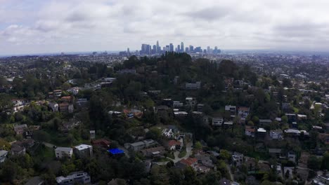 Große,-Absteigende-Luftaufnahme-Von-Häusern-Auf-Den-Hügeln-Von-Silver-Lake-Mit-Der-Innenstadt-Von-Los-Angeles-In-Der-Ferne