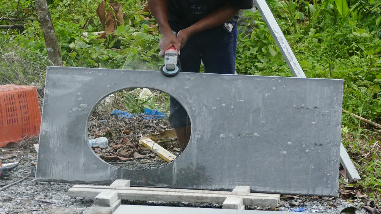 hombre cortando piedra de granito