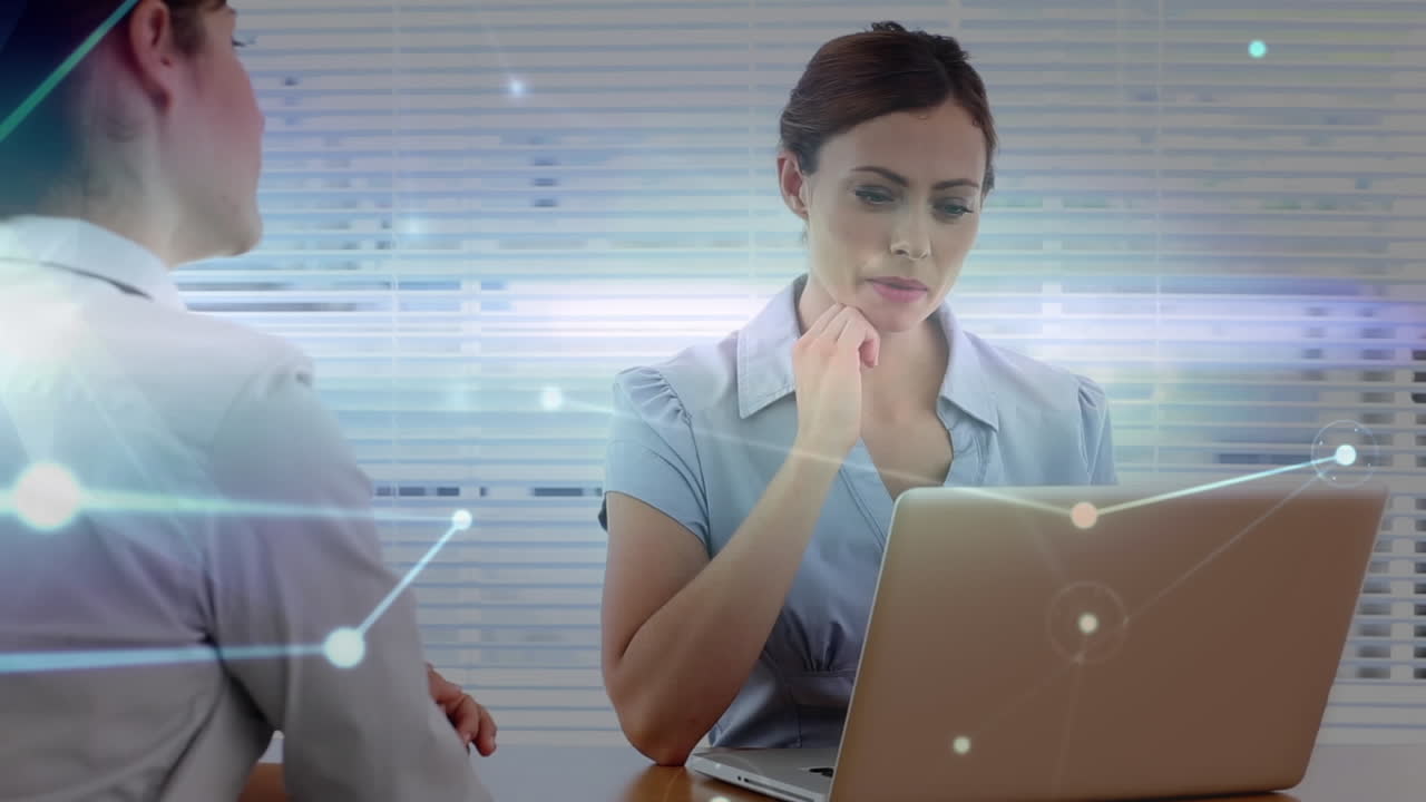 animación del procesamiento de datos sobre mujeres de negocios caucásicas que usan computadoras portátiles.