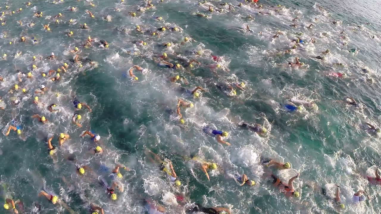 toma aérea de una pierna de natación en una carrera de maratón