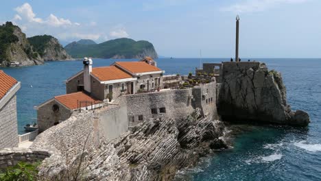 Idílico-Antiguo-Castillo-Y-Fortaleza-Junto-Al-Mar,-Sur-De-Europa