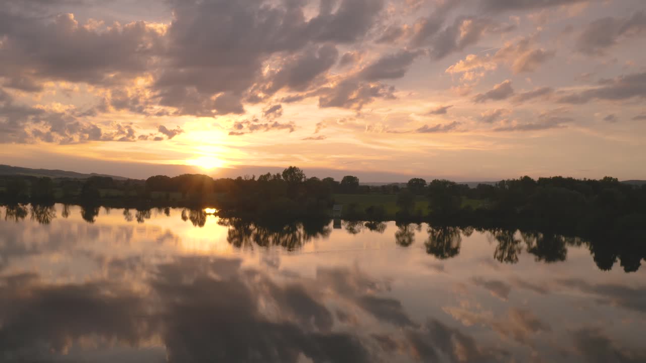 toma aérea de drones de un lago tranquilo en alemania al atardecer