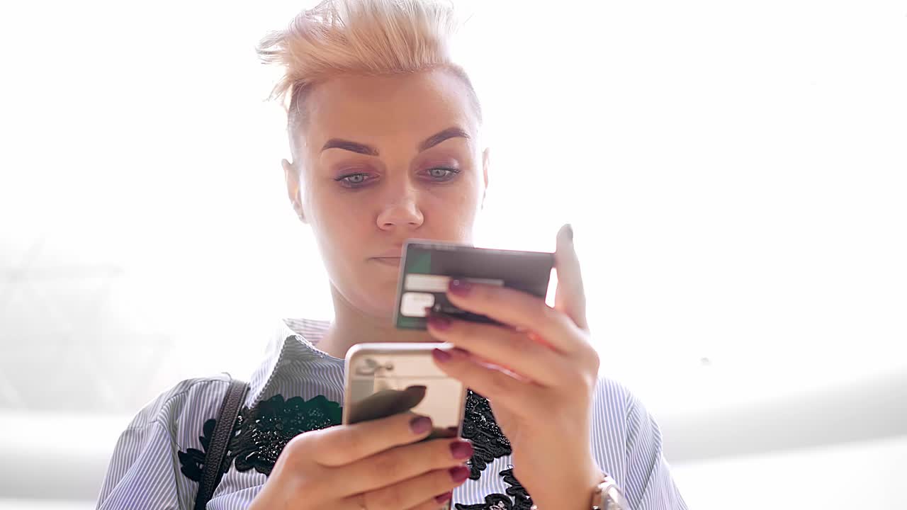 mujer haciendo pago en línea con tarjeta de crédito