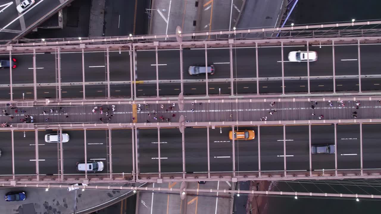 미국 뉴욕의 브루클린 다리에서 운전하는 자동차 - 수직, 오버헤드 공중