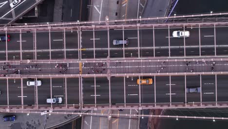 coches circulando por el puente de brooklyn en nueva york, ee.uu. - vertical, antena aérea