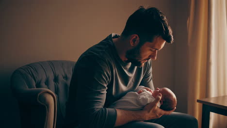 padre sosteniendo a su bebé recién nacido