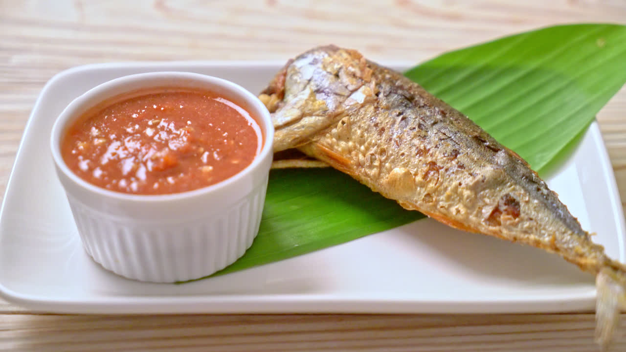caballa frita con salsa picante de pasta de gambas al estilo de la comida tailandesa