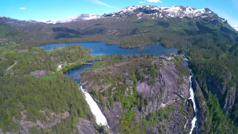 imágenes aéreas de la cascada de latefossen en noruega