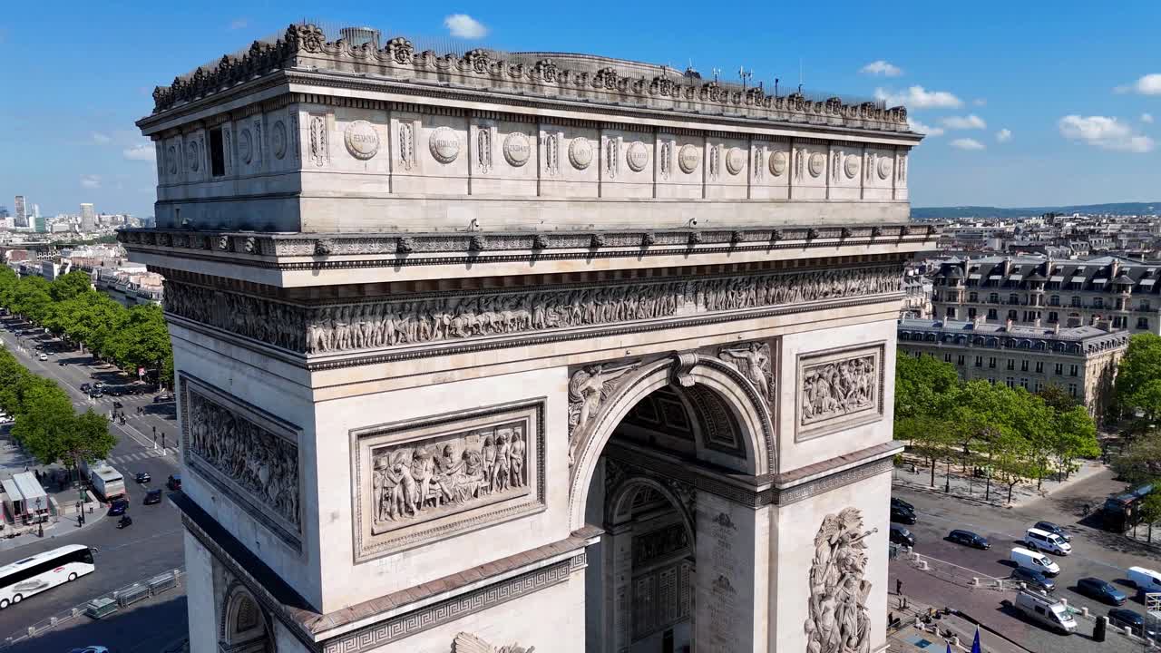 Betagende luftoptagelser med drone af den ikoniske Triumfbue i Paris, Frankrig, optaget på en klar solskinsdag. Udsigten viser indviklede udskæringer på monumentet og den travle Pariser-trafik.