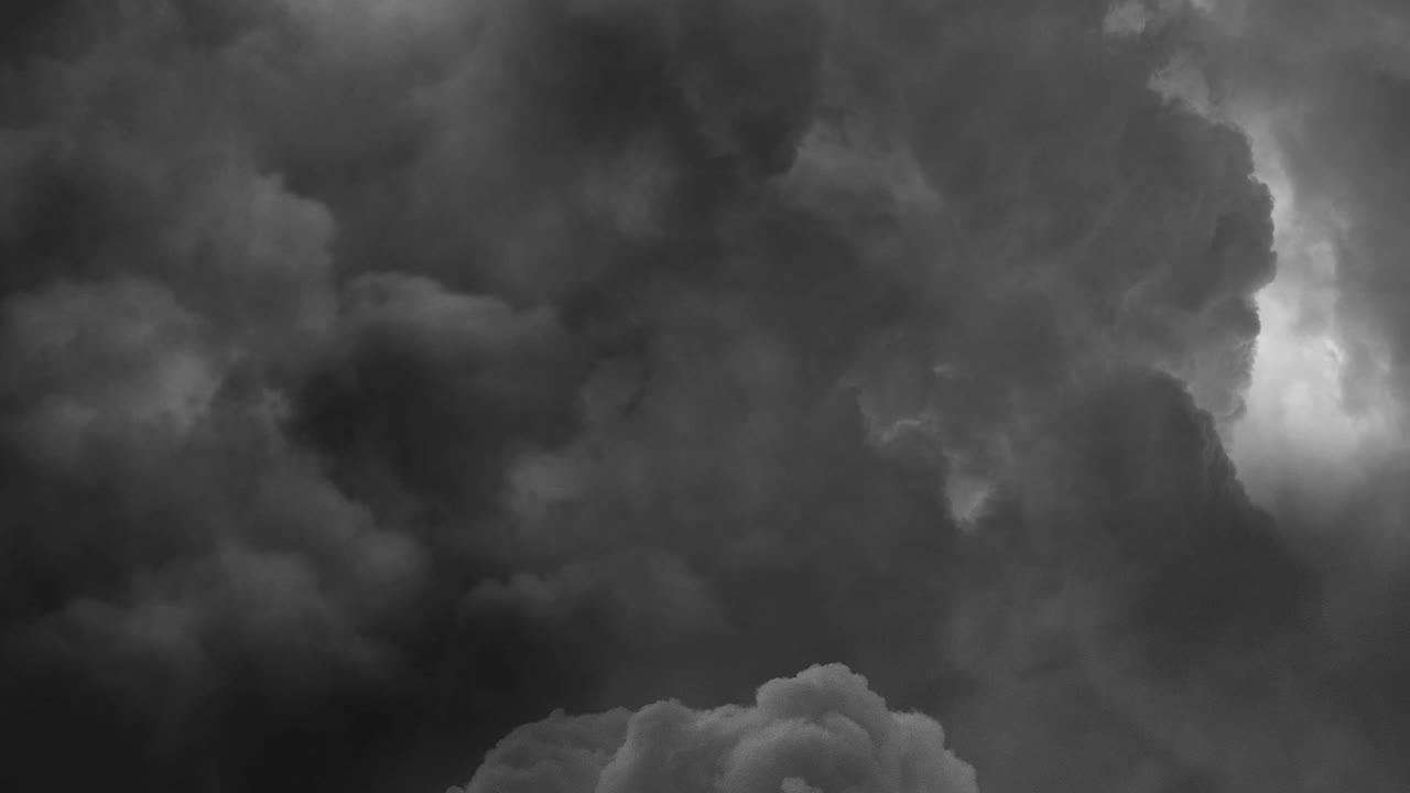 어두운 구름 속의 번개 조립