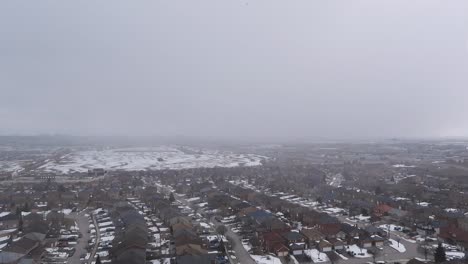 Toronto,-Kanada,-Zeitraffer,-Schwarze-Wolken,-Die-Im-Winter-An-Wohnhäusern-Vorbeiziehen