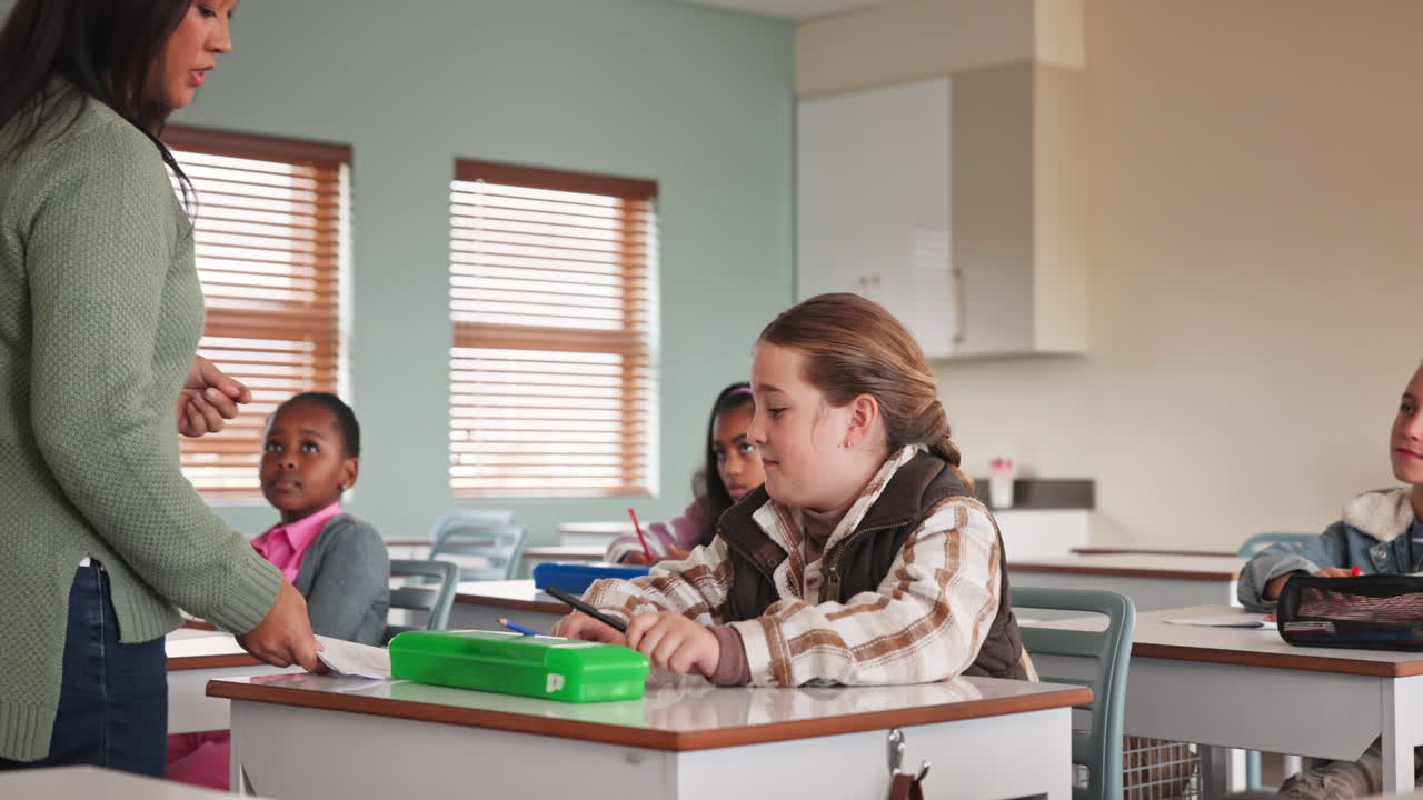 교사 와 학생 들 과 함께 교실 장면