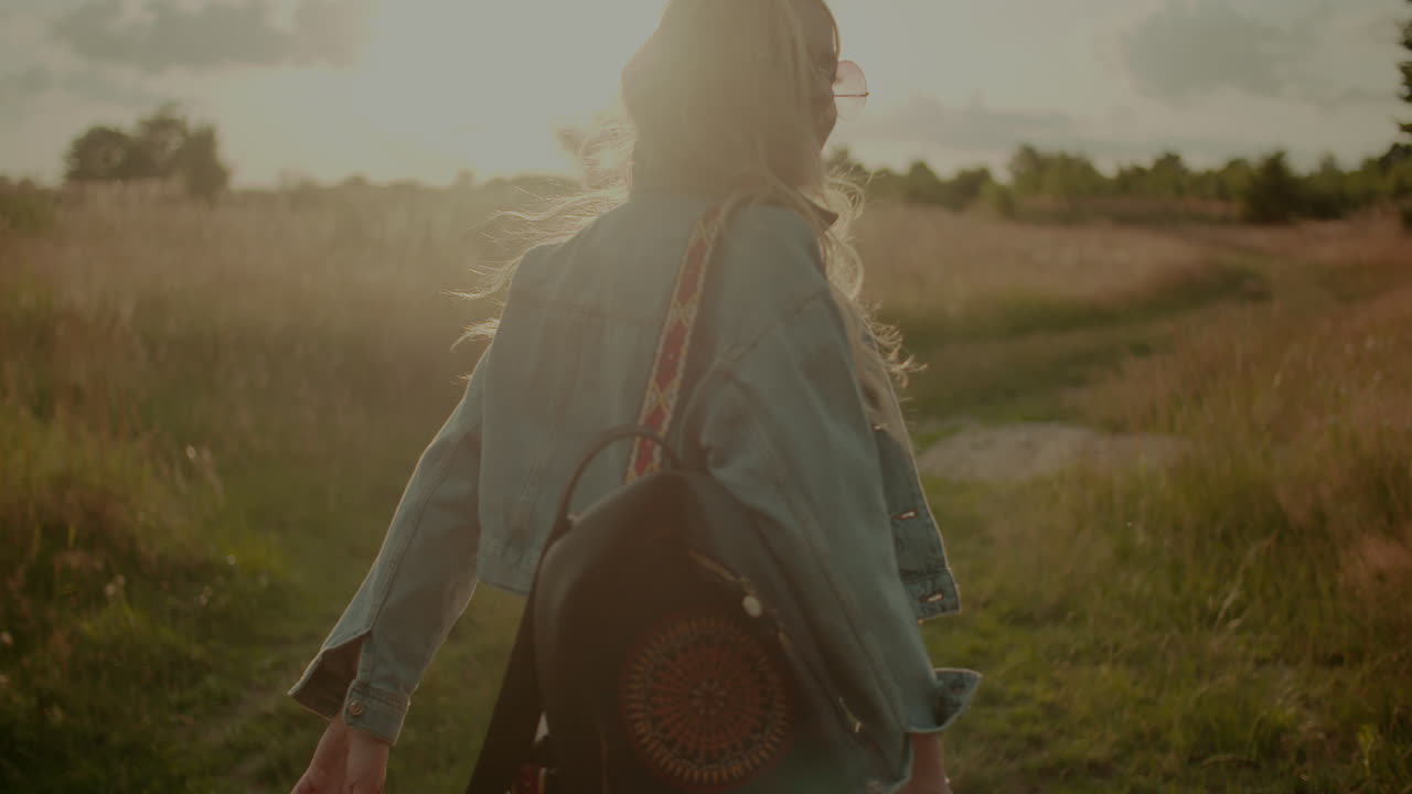 feliz, atractiva, alegre, mujer, hippie, bailando, y, ambulante, en, el, sol, 8