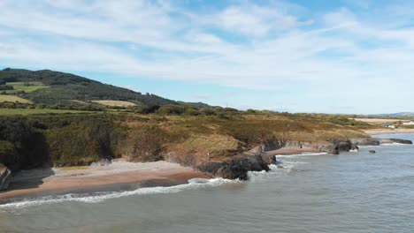 drone disparado en una playa en la elevación de irlanda