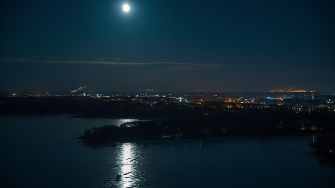 временный промежуток месяца, восходящего над освещенным восточным хельсинки, в зимнюю ночь