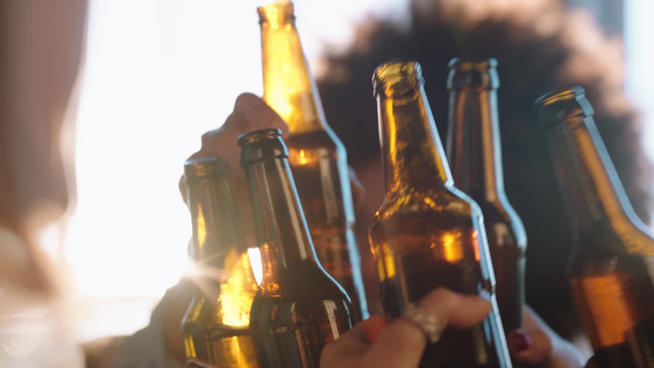 grupo feliz de amigos haciendo brindis divirtiéndose bebiendo socializando charlando compartiendo conversación disfrutando de la reunión al atardecer