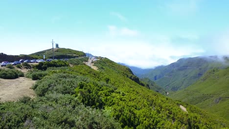 Vistas-Panorámicas-A-La-Montaña-En-Un-Día-Soleado-Desde-Levada-Do-Alecrim,-Una-Popular-Zona-De-Senderismo-En-Rabacal,-Madeira,-Portugal