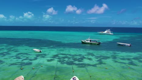 aguas cristalinas y playas prístinas con palmeras arenas blancas, barcos de pesca tradicionales, los rocas