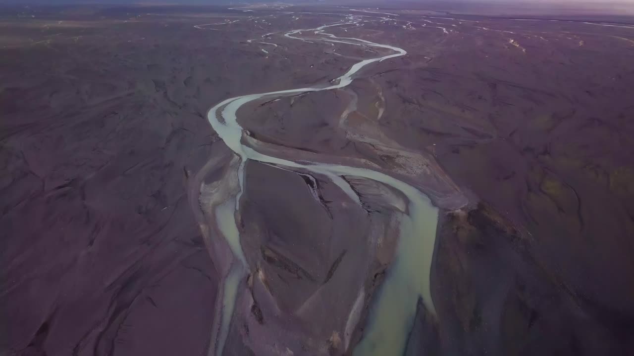 río glacial trenzado que fluye a través del paisaje de islandia