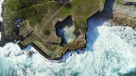 Luftaufnahme-Von-Oben-Nach-Unten-Von-Wellen,-Die-Am-Strand-Von-Najayo-In-Der-Dominikanischen-Republik-Brechen