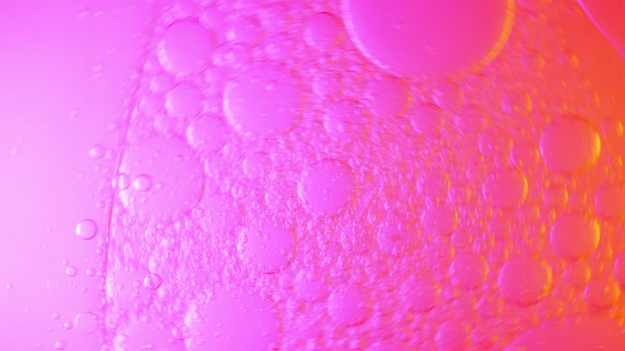 위쪽 보기: 다채로운 추상적인 거품을 회전시키고, 4k 추상적 거품을 배경으로.