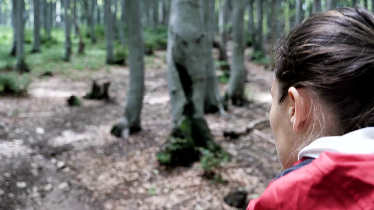 молодая туристка идет по горной тропе