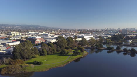 drone aéreo disparado sobre el parque acuático frente a berkeley en san francisco